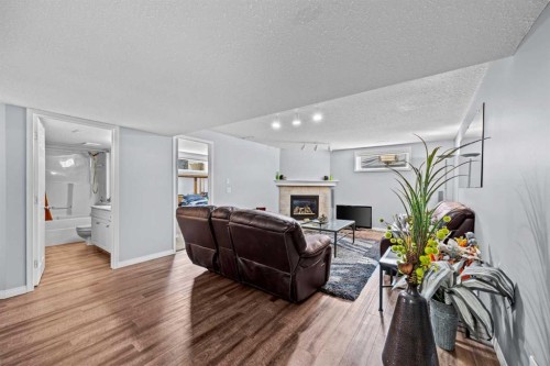 187 West Lakeview Circle, Chestermere, AB - Indoor Photo Showing Living Room