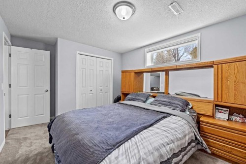 187 West Lakeview Circle, Chestermere, AB - Indoor Photo Showing Bedroom
