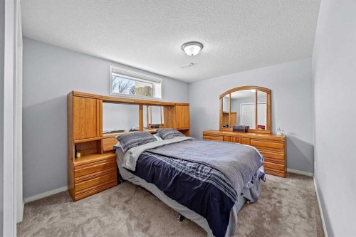 187 West Lakeview Circle, Chestermere, AB - Indoor Photo Showing Bedroom