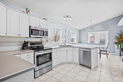 187 West Lakeview Circle, Chestermere, AB - Indoor Photo Showing Kitchen