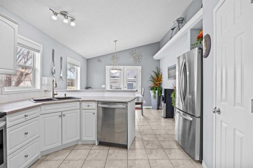 187 West Lakeview Circle, Chestermere, AB - Indoor Photo Showing Kitchen