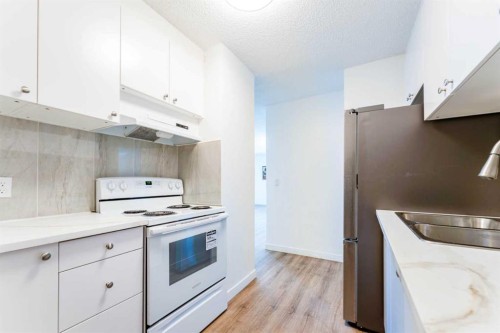 802-4944 Dalton Drive Nw, Calgary, AB - Indoor Photo Showing Kitchen