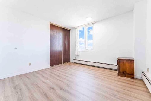 802-4944 Dalton Drive Nw, Calgary, AB - Indoor Photo Showing Other Room