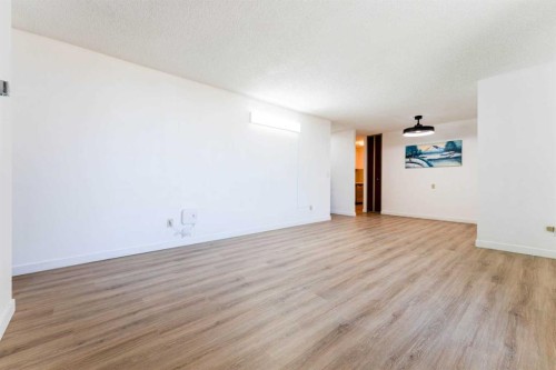 802-4944 Dalton Drive Nw, Calgary, AB - Indoor Photo Showing Other Room