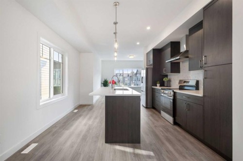 140-2231 81St Street Sw, Calgary, AB - Indoor Photo Showing Kitchen