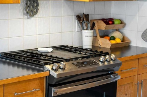 90 Elgin Drive Se, Calgary, AB - Indoor Photo Showing Kitchen