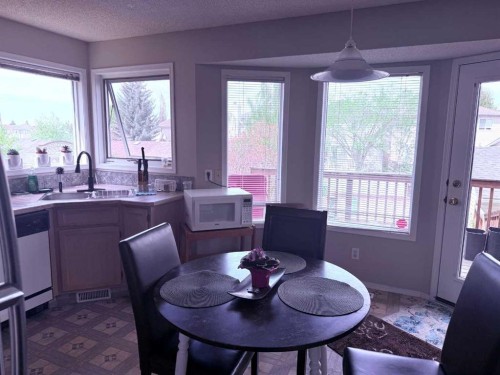 7212 Sierra Morena Boulevard Sw, Calgary, AB - Indoor Photo Showing Dining Room