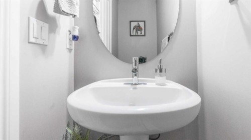 14 Silverado Ridge Link Sw, Calgary, AB - Indoor Photo Showing Bathroom