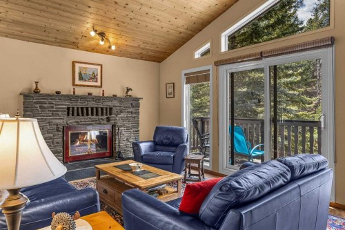 1054 Evergreen Circle, Canmore, AB - Indoor Photo Showing Living Room With Fireplace
