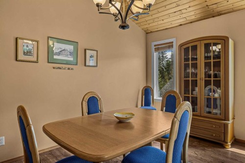 1054 Evergreen Circle, Canmore, AB - Indoor Photo Showing Dining Room