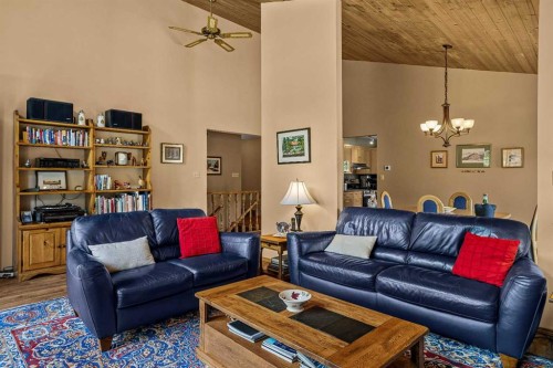 1054 Evergreen Circle, Canmore, AB - Indoor Photo Showing Living Room