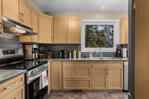 1054 Evergreen Circle, Canmore, AB - Indoor Photo Showing Kitchen With Double Sink