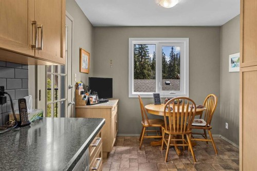 1054 Evergreen Circle, Canmore, AB - Indoor Photo Showing Dining Room
