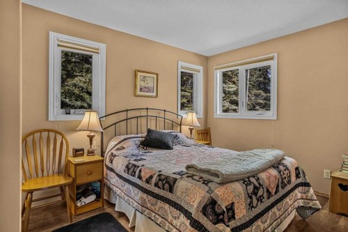 1054 Evergreen Circle, Canmore, AB - Indoor Photo Showing Bedroom