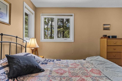 1054 Evergreen Circle, Canmore, AB - Indoor Photo Showing Bedroom