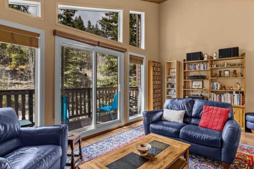 1054 Evergreen Circle, Canmore, AB - Indoor Photo Showing Living Room