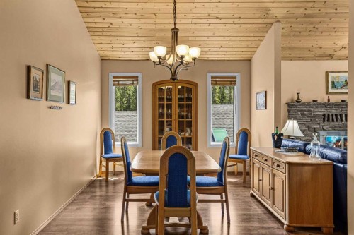1054 Evergreen Circle, Canmore, AB - Indoor Photo Showing Dining Room