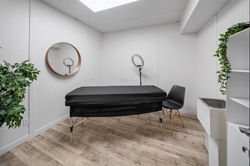 156 9 Street Ne, Calgary, AB - Indoor Photo Showing Other Room