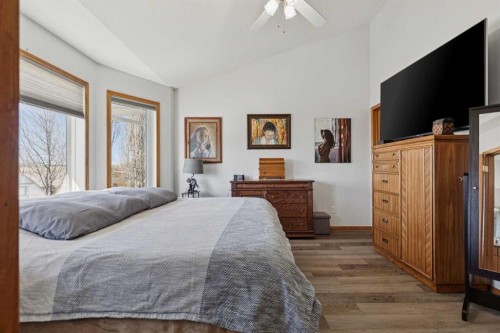 28 Westpoint Drive, Didsbury, AB - Indoor Photo Showing Bedroom