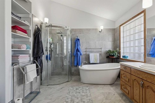 28 Westpoint Drive, Didsbury, AB - Indoor Photo Showing Bathroom
