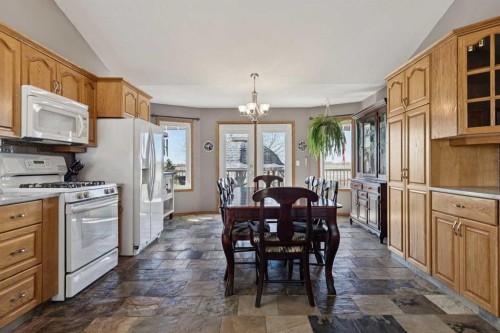 28 Westpoint Drive, Didsbury, AB - Indoor Photo Showing Kitchen