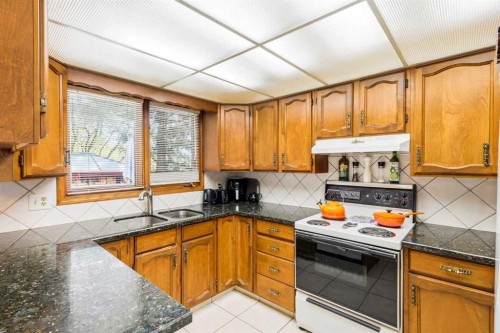 149 Edgehill Drive Nw, Calgary, AB - Indoor Photo Showing Kitchen