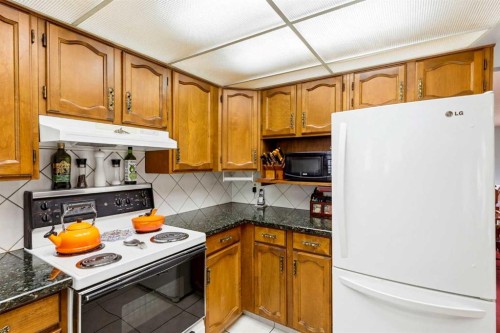 149 Edgehill Drive Nw, Calgary, AB - Indoor Photo Showing Kitchen