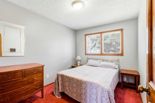 149 Edgehill Drive Nw, Calgary, AB - Indoor Photo Showing Bedroom