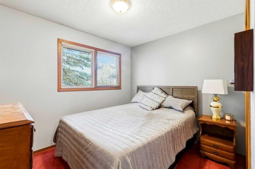 149 Edgehill Drive Nw, Calgary, AB - Indoor Photo Showing Bedroom
