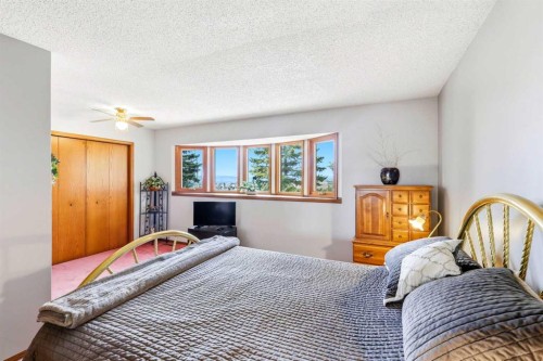 149 Edgehill Drive Nw, Calgary, AB - Indoor Photo Showing Bedroom