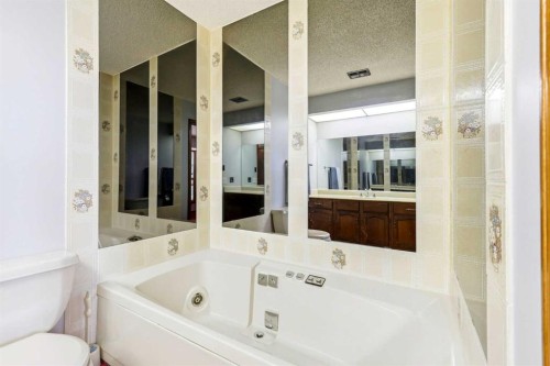 149 Edgehill Drive Nw, Calgary, AB - Indoor Photo Showing Bathroom