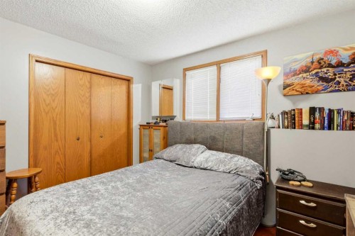 149 Edgehill Drive Nw, Calgary, AB - Indoor Photo Showing Bedroom