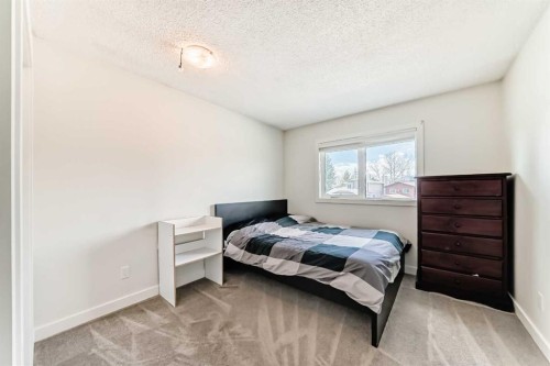 609 Downey Place, Okotoks, AB - Indoor Photo Showing Bedroom