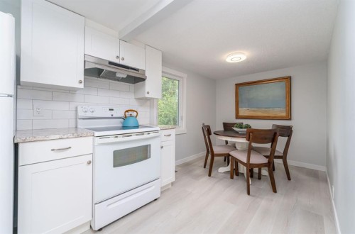 230 4 Avenue Se, High River, AB - Indoor Photo Showing Kitchen