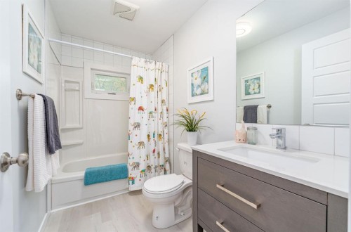 230 4 Avenue Se, High River, AB - Indoor Photo Showing Bathroom