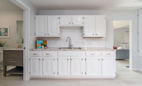 230 4 Avenue Se, High River, AB - Indoor Photo Showing Kitchen
