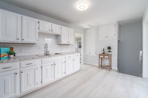 230 4 Avenue Se, High River, AB - Indoor Photo Showing Kitchen