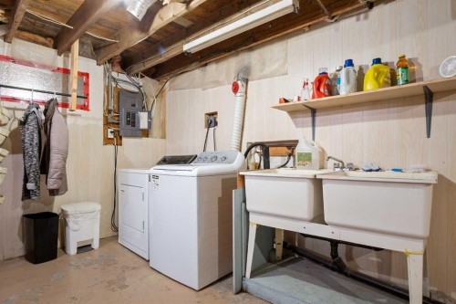 4306 55 Avenue, Olds, AB - Indoor Photo Showing Laundry Room