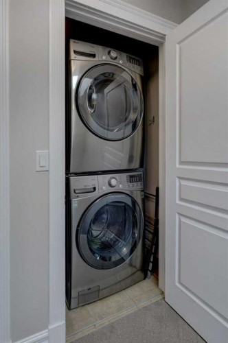 104-449 20 Avenue Ne, Calgary, AB - Indoor Photo Showing Laundry Room