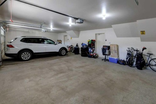 104-449 20 Avenue Ne, Calgary, AB - Indoor Photo Showing Garage