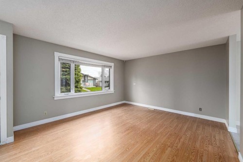 115 Ogden Way Se, Calgary, AB - Indoor Photo Showing Other Room