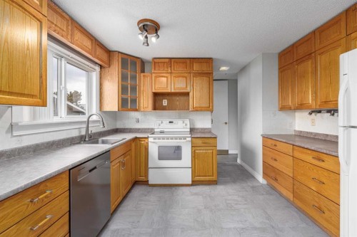 115 Ogden Way Se, Calgary, AB - Indoor Photo Showing Kitchen