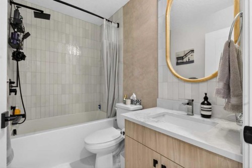 215-370 Dieppe Drive Sw, Calgary, AB - Indoor Photo Showing Bathroom