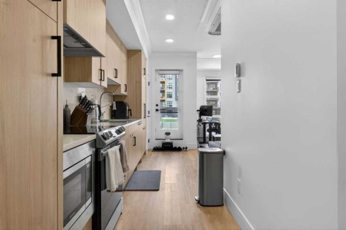 215-370 Dieppe Drive Sw, Calgary, AB - Indoor Photo Showing Kitchen