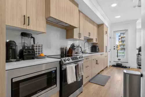 215-370 Dieppe Drive Sw, Calgary, AB - Indoor Photo Showing Kitchen
