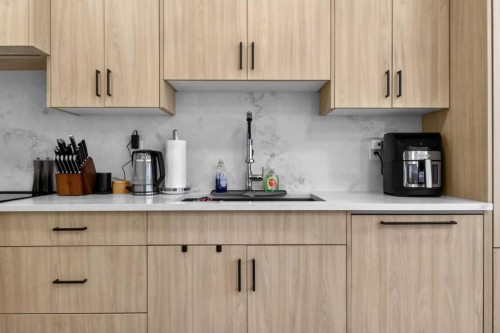 215-370 Dieppe Drive Sw, Calgary, AB - Indoor Photo Showing Kitchen