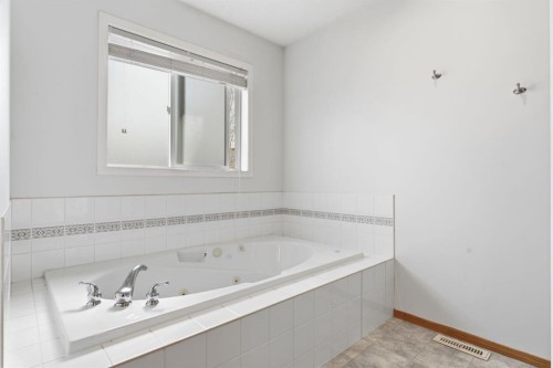 36 Wentworth Close Sw, Calgary, AB - Indoor Photo Showing Bathroom