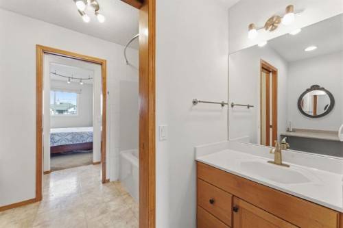 36 Wentworth Close Sw, Calgary, AB - Indoor Photo Showing Bathroom