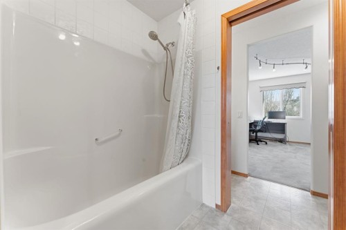 36 Wentworth Close Sw, Calgary, AB - Indoor Photo Showing Bathroom