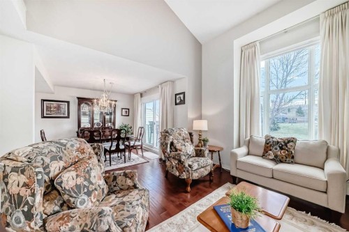 305 Sandringham Road Nw, Calgary, AB - Indoor Photo Showing Living Room